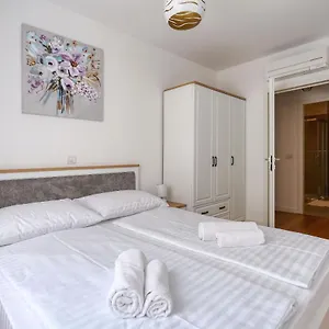 Luna With Free Parking Apartament