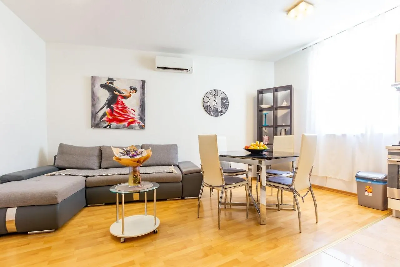 Vale Apartment With Balcony contacts